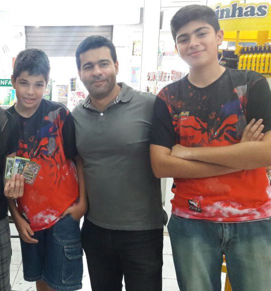 Família Marins: à esquerda, Lucas; no meio, papai Marins; e à direita, o Marins mais velho.