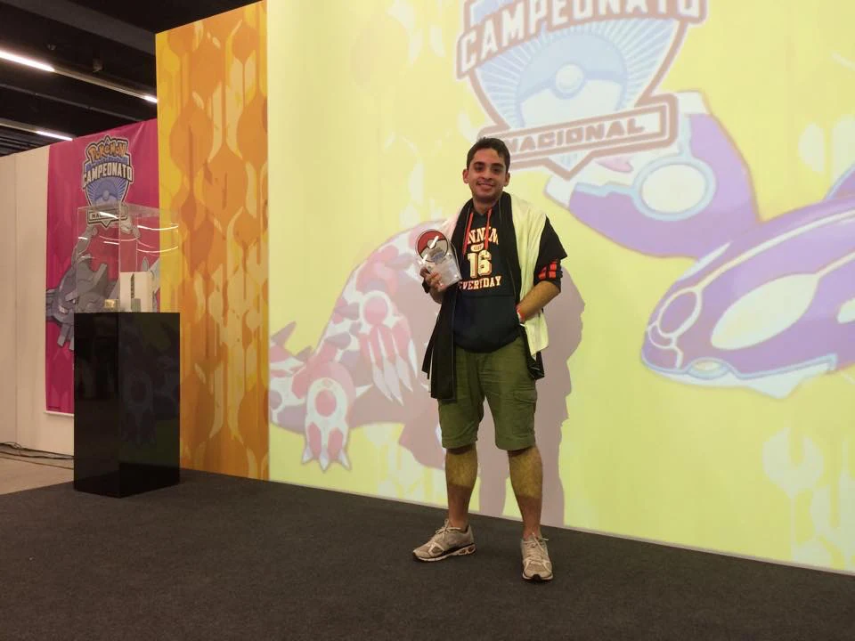 Dyego Rathje holding the 2015 Pokémon TCG National Championship trophy