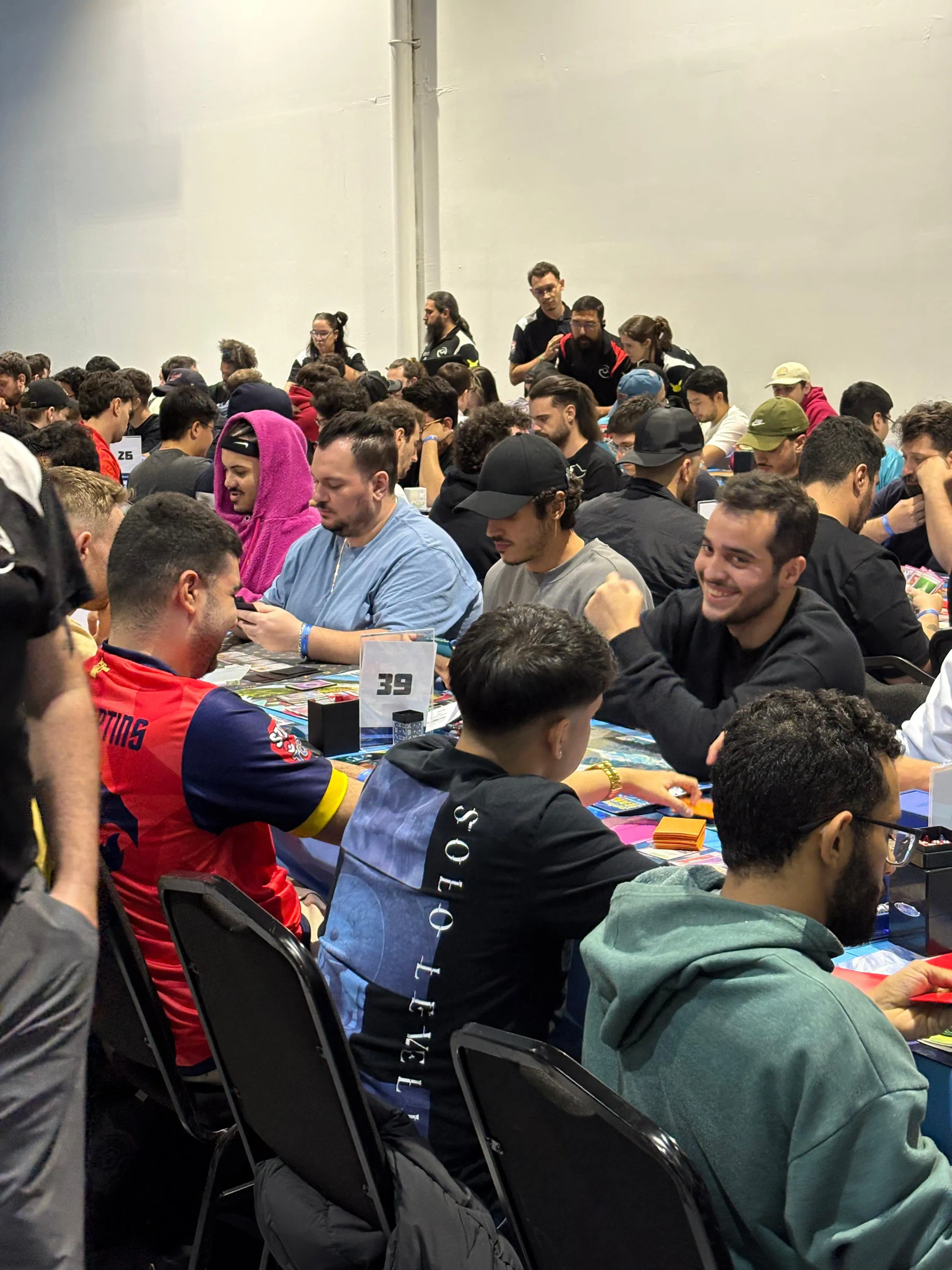Partida de Pokémon TCG entre dois decks Dragapult ex no Regional de Campinas.