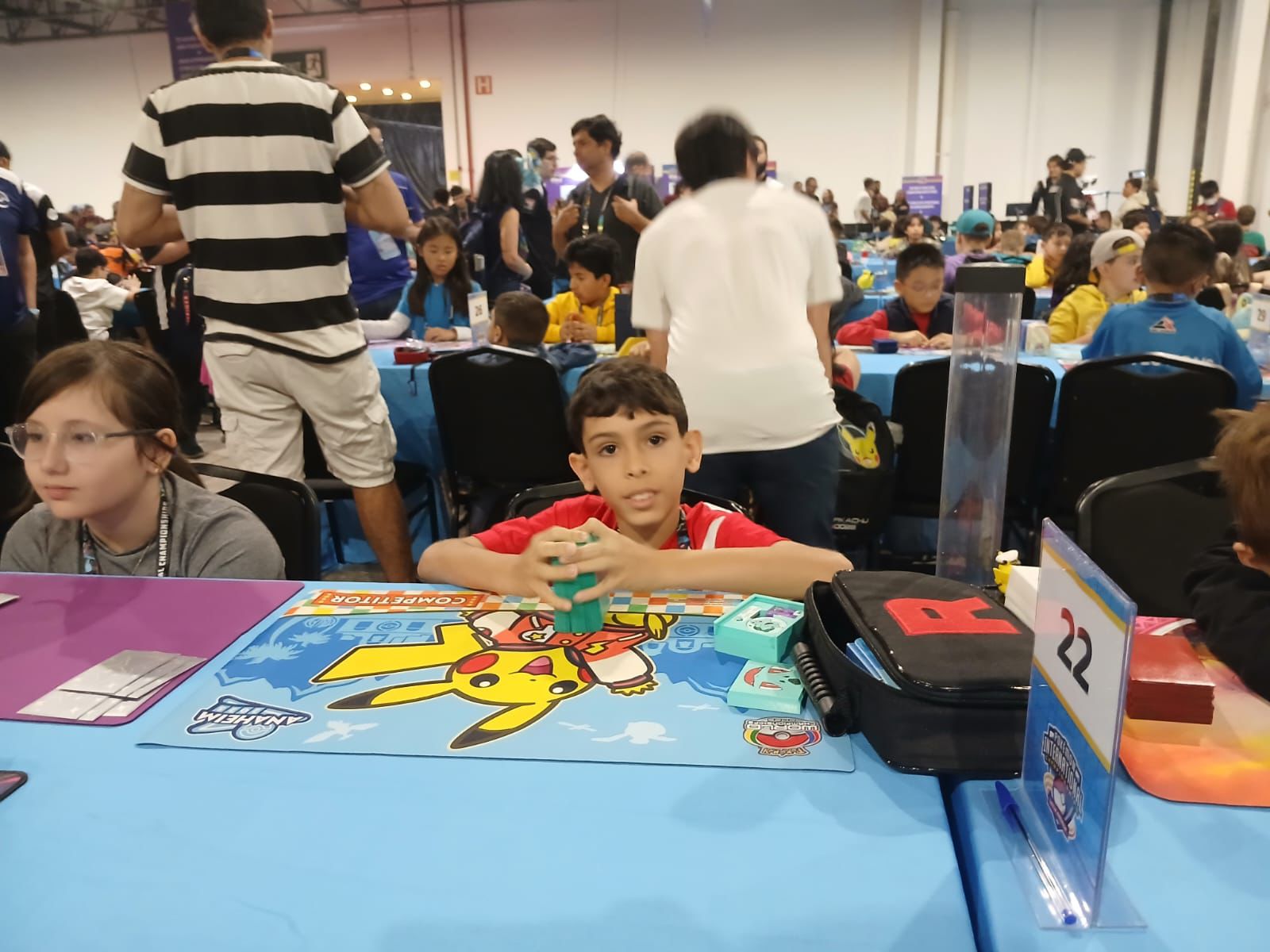 Guilherme sentado à mesa, pronto para começar a jogar.