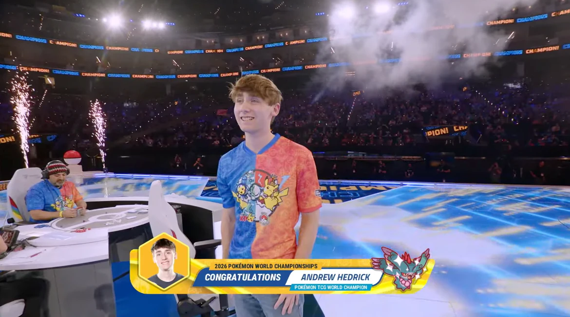 Andrew Hedrick de pé no palco da final do Mundial 2026, com fogos ao fundo e o letreiro Congratulations Andrew Hedrick, Pokémon TCG World Champion