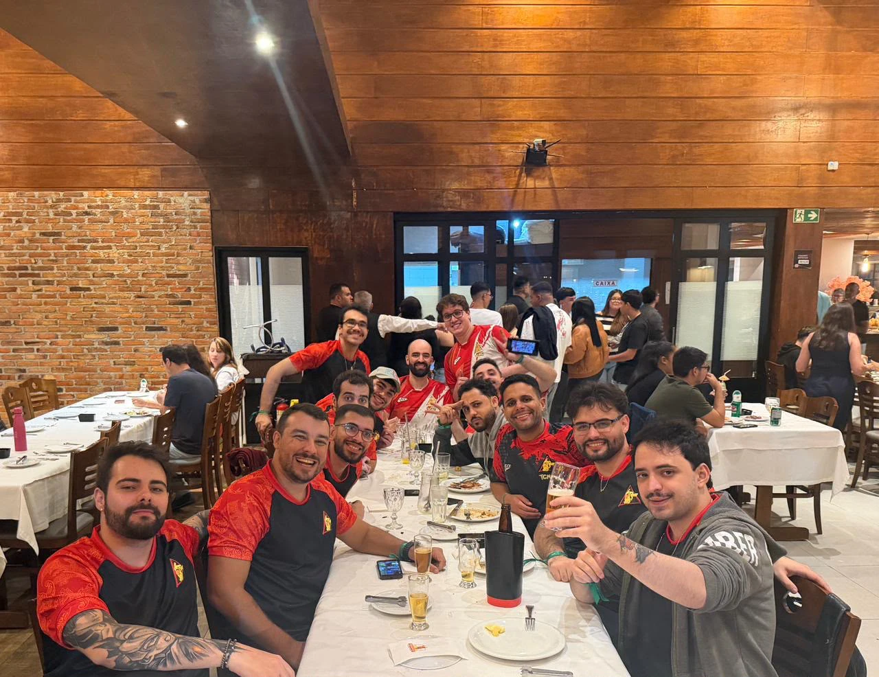 Time da TCMG Top Cut jantando junto num rodízio de carne em Curitiba, depois do Day 1.